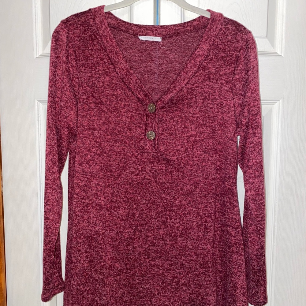 Heathered maroon top